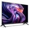 Telewizor z cienką ramką i dwoma nóżkami, wyświetlający abstrakcyjną grafikę w odcieniach fioletu, różu i niebieskiego. Na dolnej ramce widoczny jest napis "SHARP".