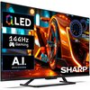 Telewizor z wyświetlaczem prezentującym dynamiczną grafikę samochodu wyścigowego, z widocznymi napisami: "QLED", "144Hz Gaming", "A.I. picture processing" oraz logo "SHARP". Obraz jest pełen intensywnych kolorów, a na ekranie widoczne są elementy interfej