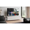Na zdjęciu znajduje się telewizor wyświetlający interfejs z aplikacjami takimi jak Netflix, Disney+, YouTube, Prime Video, max, Player, Polsat Box Go i Apple TV. Na ekranie widoczny jest także tytuł "The Pillagers" oraz miniatury innych programów i filmów