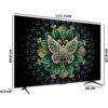 Telewizor z wyświetlaczem przedstawiającym ozdobnego motyla z zielonymi i złotymi elementami na tle geometrycznego wzoru. Wymiary telewizora to 111,1 cm szerokości, 67,9 cm wysokości, 64,6 cm wysokości ekranu i 28 cm głębokości podstawy, z grubością 6,9 cm.