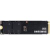Na zdjęciu widoczny jest czarny dysk SSD z napisem "SAMSUNG SSD" oraz złotymi złączami na jednym z końców. Na powierzchni dysku znajdują się dwa duże, ciemne moduły oraz kilka mniejszych elementów elektronicznych.