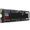Na zdjęciu widoczny jest dysk SSD z oznaczeniami "SAMSUNG 9100 PRO 8TB" na czarnym tle. Dysk ma prostokątny kształt z widocznymi elementami elektronicznymi i złączem na jednym z końców.
