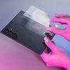 Na zdjęciu widoczny jest czarny telefon z trzema obiektywami aparatu, na który nakładane jest szkło ochronne. Na opakowaniu szkła widnieje napis: "Designed for Galaxy Z Fold 7" oraz logo "3MK".