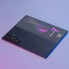 Na zdjęciu widoczny jest telefon z trzema obiektywami aparatu, obok którego znajduje się opakowanie z napisem "DEDICATED TO Galaxy Z Fold 7" oraz logo "3MK". Tło jest w odcieniach fioletu i niebieskiego.