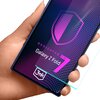 Na zdjęciu widoczny jest telefon z nałożonym szkłem ochronnym, na którym znajduje się napis: "DEDICATED TO Galaxy Z Fold 7" oraz logo "3mk". Tło ma wzór złożony z drobnych kropek i dużą, stylizowaną tarczę.