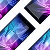 Na zdjęciu widoczne są ekrany smartfonów z nałożoną folią ochronną, prezentujące kolorowe, abstrakcyjne tło w odcieniach fioletu i niebieskiego. Folia ochronna jest przezroczysta, a na jednym z ekranów widać delikatne odbicie światła.