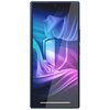 Przedstawiony jest smartfon z wyświetlaczem, na którym widoczna jest grafika przedstawiająca kolorowe, falujące tkaniny w odcieniach niebieskiego, fioletowego i różowego, z centralnie umieszczoną ikoną tarczy. Na ekranie nie ma widocznego tekstu ani logo 