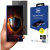 Na zdjęciu widoczny jest telefon z nałożoną folią ochronną, na ekranie którego znajduje się grafika z tarczą. Obok telefonu znajduje się opakowanie produktu z napisem "3mk Silky Matt Privacy™ Protective film / Folia ochronna / Film de protection / Películ