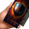 Na zdjęciu widoczny jest smartfon trzymany w dłoni, na którego ekranie znajduje się grafika przedstawiająca tarczę z efektem świetlnym. Na ekranie widać również kolorowe, dynamiczne wzory przypominające promienie światła.