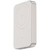 Szary powerbank o prostokątnym kształcie z zaokrąglonymi rogami, na którego powierzchni widoczny jest duży okrąg oraz mniejszy, podłużny element. W centralnej części okręgu znajduje się napis "qi2".