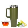 Zielony kubek termiczny o pojemności 1200 ml z przezroczystą pokrywką i słomką, obok którego znajduje się szklany dzbanek z herbatą, plasterek cytryny, kostki lodu i liście mięty.