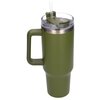 Zielony kubek termiczny o pojemności 1200 ml z uchwytem, przezroczystą pokrywką i słomką. Pokrywka ma mechanizm zamykający w kolorze zielonym.