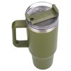 Zielony kubek termiczny o pojemności 1200 ml z uchwytem, posiada przezroczystą pokrywkę z zamknięciem. Produkt ma gładką powierzchnię i metaliczny pierścień przy krawędzi pokrywki.