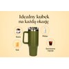 Zielony kubek termiczny o pojemności 1200 ml jest otoczony ilustracjami napojów: kawa, sok, mleko i gazowane napoje. Nad kubkiem widnieje napis: "Idealny kubek na każdą okazję".