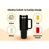 Czarny kubek termiczny o pojemności 1200 ml jest otoczony ilustracjami przedstawiającymi kawę, mleko, sok i gazowane napoje. Na górze widnieje napis: "Idealny kubek na każdą okazję".