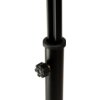Czarny, metalowy statyw z regulacją wysokości, wyposażony w pokrętło do blokowania pozycji. Produkt to "Statyw gitarowy MUSICMATE MM-AG55 Legato".