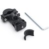 Czarne mocowanie motocyklowe z widocznym logo "Osmo", obok znajduje się metalowy klucz imbusowy oraz czarny element w kształcie półkola. Produkt to DJI CP.AS.AA000016.02 dla Osmo 360.
