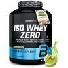 Czarny pojemnik z odżywką białkową marki BioTechUSA, oznaczony jako "ISO WHEY ZERO", z informacją o smaku pistacjowym i braku cukru, glutenu oraz oleju palmowego. Na etykiecie widnieje napis: "Premium Whey Protein Isolate with L-Glutamine and BCAAs", a po