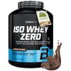 Czarny pojemnik z odżywką białkową marki BioTechUSA, oznaczony napisem "ISO WHEY ZERO" oraz informacjami: "PREMIUM WHEY PROTEIN ISOLATE WITH L-GLUTAMINE AND BCAAS", "CHOCOLATE FLAVOURED", "LACTOSE REDUCED", "SUGAR FREE", "GLUTEN FREE", "PALM OIL FREE", "1