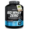 Czarny pojemnik z odżywką białkową marki BioTechUSA, oznaczony jako "ISO WHEY ZERO", o smaku ciemnej czekolady, bez cukru, glutenu i oleju palmowego, zawierający 1816 gramów produktu. Na etykiecie widnieje napis "LEADING THE WHEY!" oraz informacje o skład