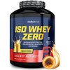 Czarny pojemnik z etykietą "BioTechUSA ISO WHEY ZERO" w kolorze żółtym, poniżej napis "Premium Whey Protein Isolate with L-Glutamine and BCAAs" oraz "Catalan Caramel Cream Flavoured". Na dole etykiety znajdują się ikony z napisami: "Lactose Reduced*", "Su