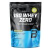 Czarna torebka z niebieskim dołem zawiera odżywkę białkową, na której widnieje napis: "BioTechUSA ISO WHEY ZERO Premium Whey Protein Isolate with L-Glutamine and BCAAs". Dodatkowe informacje to "Banana Flavoured", "Lactose Reduced", "Sugar Free", "Gluten 