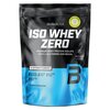 Czarna torebka z niebieskimi akcentami zawiera odżywkę białkową "ISO WHEY ZERO" marki BioTechUSA, o smaku ciasteczkowym, bez cukru, laktozy, oleju palmowego i glutenu. Na opakowaniu widnieje napis: "Premium Whey Protein Isolate with L-Glutamine and BCAAs"