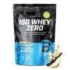 Czarna torebka z niebieskim akcentem zawiera odżywkę białkową "BioTechUSA ISO WHEY ZERO" o smaku waniliowym, bez cukru, laktozy, glutenu i oleju palmowego. Na opakowaniu widnieje napis: "Premium Whey Protein Isolate with L-Glutamine and BCAAs", a także in