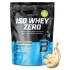 Czarna torebka z niebieskim akcentem zawiera odżywkę białkową "ISO WHEY ZERO" o smaku białej czekolady, z napisem "PREMIUM WHEY PROTEIN ISOLATE WITH L-GLUTAMINE AND BCAAS". Na opakowaniu widnieją informacje: "LACTOSE REDUCED", "SUGAR FREE", "GLUTEN FREE",