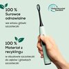 Na zdjęciu znajduje się miętowa szczoteczka soniczna trzymana w dłoni, z widocznym napisem "beurer" na dole. Obok szczoteczki widnieje tekst: "100% Surowce odnawialne we włosiu główki szczoteczki" oraz "100% Materiał z recyklingu w obudowie szczoteczki do