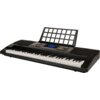 Czarny keyboard z białymi i czarnymi klawiszami, wyposażony w wyświetlacz oraz panel z przyciskami i pokrętłami. Nad klawiaturą znajduje się stojak na nuty z kratkowaną konstrukcją.