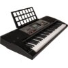 Czarny keyboard z białymi i czarnymi klawiszami, wyposażony w wyświetlacz, różnorodne przyciski funkcyjne oraz dwa głośniki po bokach. Nad klawiaturą znajduje się stojak na nuty z kratkowaną konstrukcją.