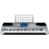 Srebrny keyboard z wyświetlaczem i licznymi przyciskami funkcyjnymi, posiada stojak na nuty z kratkowanym wzorem. Instrument ma pełną klawiaturę z białymi i czarnymi klawiszami oraz dwa głośniki po bokach.