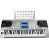 Srebrny keyboard z wyświetlaczem LCD, licznymi przyciskami funkcyjnymi i głośnikami po obu stronach. Na wyświetlaczu widoczny jest tekst: "MUSICMATE MM-KB-140 StageKey".