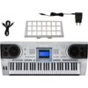 Na zdjęciu znajduje się srebrny keyboard z wyświetlaczem i głośnikami po obu stronach, a nad nim leży kratkowana osłona, kabel USB oraz zasilacz. Na keyboardzie widoczny jest napis "MUSICMATE".
