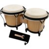 Dwa bębny bongo z jasnego drewna z białymi membranami, połączone metalowymi obręczami, obok czarny woreczek z metalowym kluczem do strojenia. Produkt to "Bongosy MUSICMATE MM-DRM30 BongoBeat".