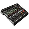 Na zdjęciu znajduje się mikser audio z wieloma pokrętłami i suwakami w różnych kolorach, oznaczony jako "Mikser audio MUSICMATE MM-SM600 MixGenius". Na panelu widoczne są różne złącza i przyciski, a także napisy opisujące funkcje urządzenia.