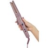 Na zdjęciu widoczna jest różowa lokówka trzymana w dłoni, z widocznymi przyciskami i napisem "REMINGTON" na obudowie. Lokówka ma perforowane elementy i przewód zasilający.