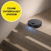 Czarny robot sprzątający znajduje się na krawędzi schodów, emitując niebieskie światło w dół. Obok widoczny jest żółty okrąg z napisem "CZUJNIK ZAPOBIEGAJĄCY UPADKOM".