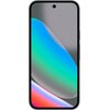 Smartfon z dużym ekranem, na którym widoczna jest abstrakcyjna, kolorowa grafika z gradientami w odcieniach niebieskiego, zielonego i różowego. W górnej części ekranu znajduje się mały otwór na przednią kamerę.