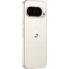 Smartfon w kolorze porcelanowym z trzema obiektywami aparatu umieszczonymi w poziomej ramce oraz logo "G" na tylnej obudowie. Na boku urządzenia widoczne są przyciski.