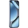 Smartfon w kolorze księżycowej szarości z dużym ekranem, na którym widoczna jest abstrakcyjna grafika w odcieniach niebieskiego. Na górze ekranu znajduje się mały otwór na przednią kamerę.