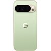 Jasnozielony smartfon z dużym, poziomym modułem aparatu w górnej części, zawierającym trzy obiektywy i dwie diody. Na środku tylnej obudowy znajduje się logo w kształcie litery "G".