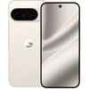 Smartfon w kolorze porcelanowym z dużym ekranem, na którym widoczne są abstrakcyjne wzory w odcieniach szarości. Na tylnej obudowie znajduje się logo "G" oraz prostokątny moduł z trzema obiektywami aparatu.