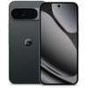 Na zdjęciu widoczny jest smartfon w kolorze ciemnym z dużym ekranem, na którym wyświetlany jest abstrakcyjny wzór. Na tylnej obudowie znajduje się logo "G" oraz moduł z trzema obiektywami aparatu.