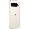 Smartfon w kolorze porcelanowym z widocznym logo "G" na tylnej obudowie oraz modułem aparatu z trzema obiektywami i dwoma czujnikami. Na bocznej krawędzi znajdują się przyciski.