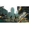 Na obrazie widać scenę z gry "Undead Citadel" na PS VR2, przedstawiającą postacie w średniowiecznym otoczeniu z kamiennymi budynkami i wieżą w tle. W centrum znajdują się dwie postacie w dynamicznej pozie, a na pierwszym planie widoczny jest fragment bron