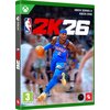 Okładka gry "NBA 2K26" na konsolę XBOX ONE/XBOX Series X przedstawia koszykarza w niebieskim stroju z piłką do koszykówki na tle rozmytego boiska. Na górze widnieje duży napis "2K26" oraz logo NBA, a w dolnym rogu znajduje się oznaczenie wiekowe "3" i log