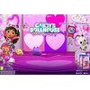 Na obrazie widnieje kolorowa grafika promująca grę "Dreamworks Gabby's Dollhouse: Ready To Party" na PS5, z dużym napisem tytułowym na tle różowych serc. W prawym górnym rogu znajduje się informacja o premierze "Coming 19th September", a w dolnym rogu wid