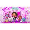 Na obrazie znajduje się kolorowa grafika promująca grę "Dreamworks Gabby's Dollhouse: Ready To Party" na PS5, z postaciami z bajki otoczonymi serduszkami i konfetti. Na górze widnieje napis "DreamWorks Gabby's Dollhouse Ready To Party" w stylizowanej czci